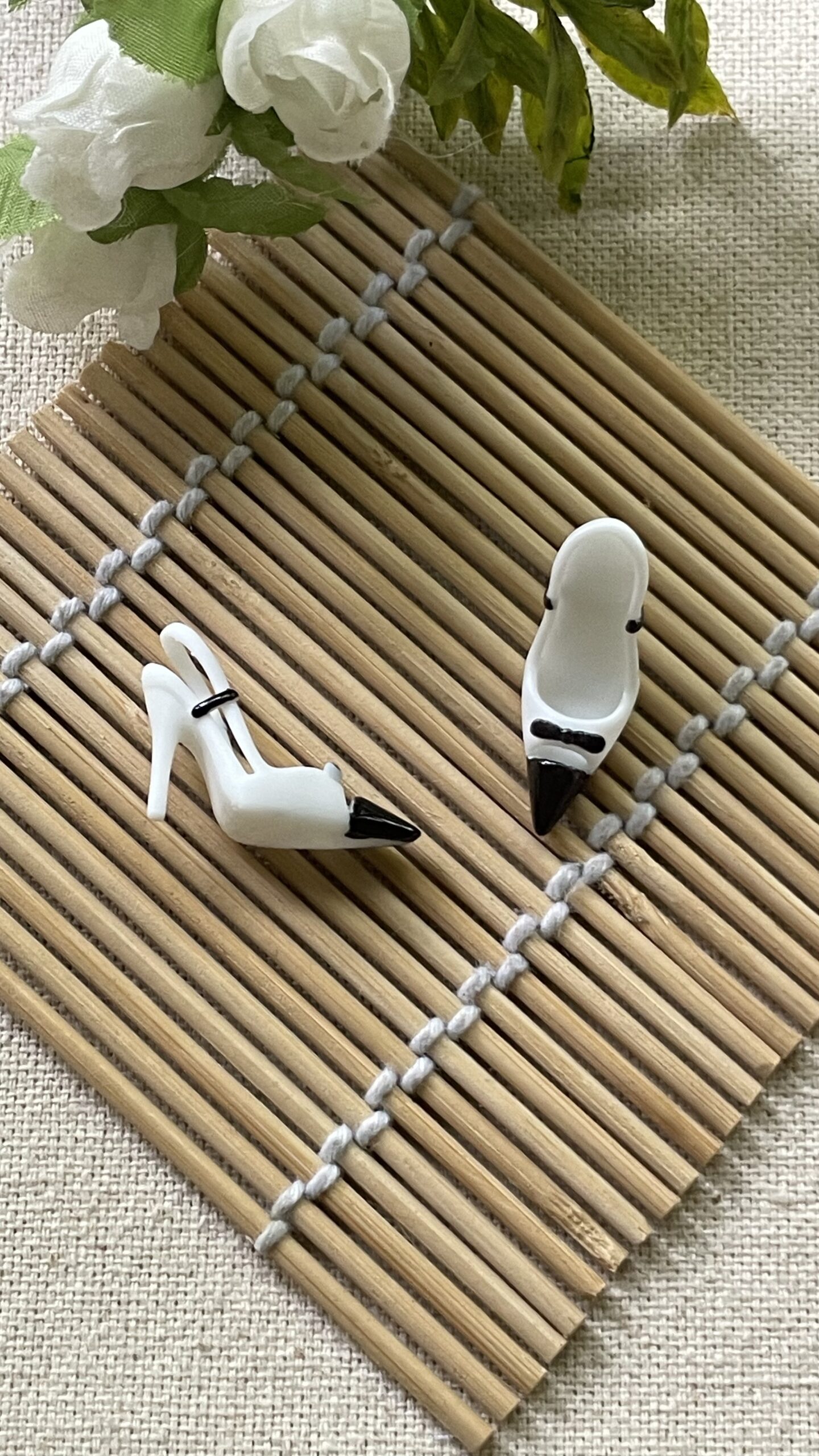 Scarpin aberto com lacinho